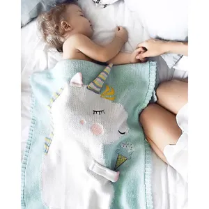Handgefertigte Strick Babydecke mit süßem 3D Einhorn Design, weiche warme Kinderdecke.