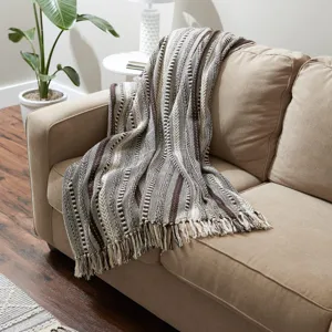 Plaid en jacquard tissé avec franges, couverture de canapé en coton rayée et jeté de lit déco.