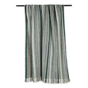 Couverture jete de lit jacquard tisse avec rayures vertes et franges pour decor de canape.