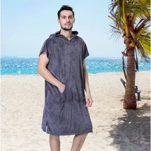 Dettaglio del poncho da spiaggia con cappuccio grigio con vestibilità comoda e tasca.