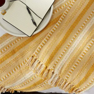 Couverture jeté frangée en jacquard tissé vue détail, couverture de canapé bohème.
