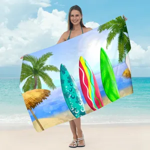 Dettaglio telo mare tropicale con surf, microfibra leggera, tessuto ad asciugatura rapida.