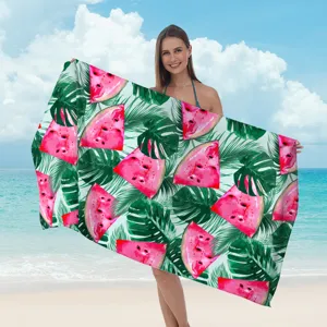 Telo mare con stampa di anguria e foglie tropicali, microfibra assorbente per la vacanza.