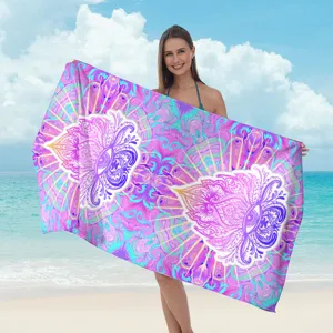 Telo mare in microfibra con stampa mandala colorata, ad asciugatura rapida e assorbente.