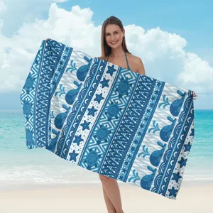 Primo piano dettagliato del telo mare blu stampato con balene e tartarughe marine.
