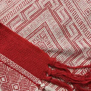 Chemin de table géométrique tissé rouge et blanc avec de jolies franges de déco