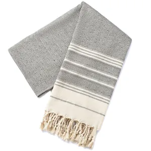 Gedetailleerde close-up van Turkse geweven ruit jacquard strandhanddoek met franjes.