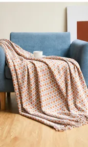 Gewebte Sofadecke, geometrische Strickdecke mit Fransen, gemütliche Wohndeko für Zuhause.