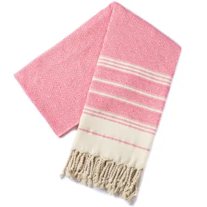 Gedetailleerd overzicht van de geweven jacquard Turkse stranddoek met rood patroon.