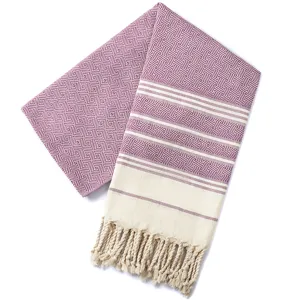 Gedetailleerde close-up van de Turkse peshtemal handdoek met ingewikkeld ruitpatroon en franjes.