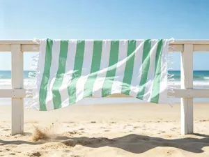 Primo piano dettagliato di un telo mare turco a righe verdi e bianche su una staccionata.