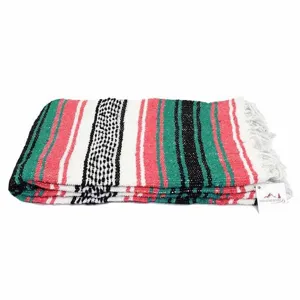 Vue de détail d'une couverture mexicaine tissée à rayures colorées avec des franges.
