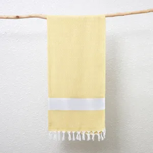 Geel en wit geweven jacquard strandhanddoek met geometrisch ruitpatroon en franjes detail.