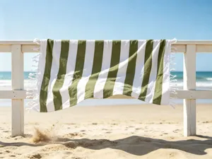 Vista dettagliata del telo mare turco a righe verde oliva e bianco con eleganti frange.