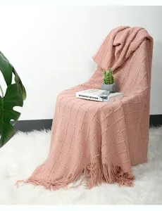 Rosa geworfene Strickdecke mit Quasten und Rautenmuster, ideal für Sofa und Schlafzimmer.