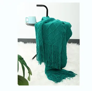 Dunkelgrüne gestrickte Wohndecke mit Fransen, weiche Sofadecke für Büro und Wohnzimmer.