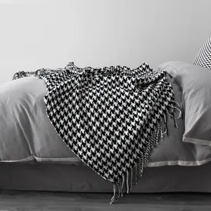Schwarze und weiße Hahnentritt Strickdecke mit Fransen für Sofa und Bett detail.