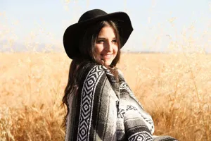 Couverture serape mexicaine tissée avec des motifs géométriques, idéale pour l'extérieur.