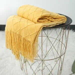 Gelbe gestrickte Kuscheldecke mit Fransen für Sofa, Bett und gemütliche Büropausen.