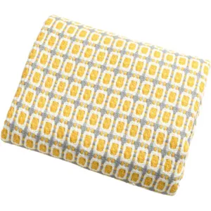 Geworfene Sofadecke gestrickte Decke gelb grau kariert gemütliche dekorative Decke