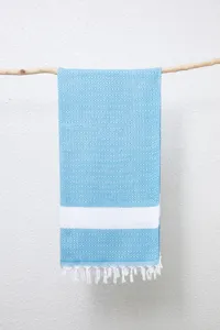Detail van blauw-witte ruit geweven Turkse strandhanddoek of baddeken met franjes.
