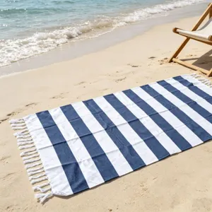 Telo mare a righe blu e bianche con nappe, morbido asciugamano da bagno estivo.