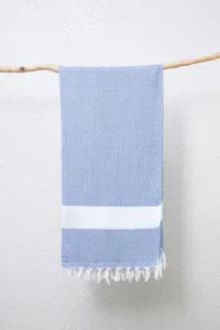 Blauwe en witte jacquard Turkse handdoek stranddeken met franjes detail voor de zomer.