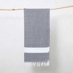 Geweven jacquard strandhanddoek met ruitpatroon, franjes en witte streepdetail.