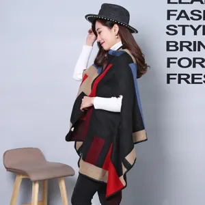 Detailansicht Damen Herbst Winter Karo Schal mit Ärmeln, warmer kaschmirartiger Umhang.
