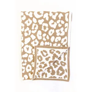Detailansicht der gemütlichen Kuscheldecke mit Leo-Muster, weiche Strickstruktur, beige.