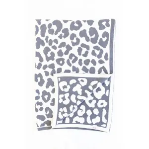 Grau und weiss Leo Muster Strickdecke Detailansicht zeigt weiche Textur und Markenetikett.