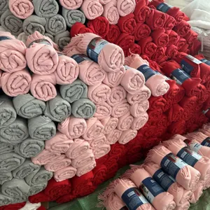 Coperta con frange in poliestere tinta unita, coperta plaid arrotolata per tutte le stagioni.