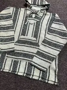 Sweat à capuche Baja classique à rayures noires et blanches, pull tissé jacquard avec poche avant.