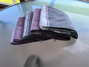 Κλασική φαρδιά ριγέ τουρκική πετσέτα θαλάσσης με φούντες, πολύ μαλακή πετσέτα μπάνιου.