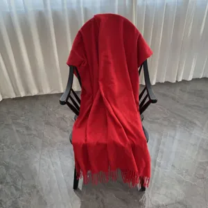 Coperta con frange rosso solido per divano o letto, morbido plaid in poliestere, vista dettaglio.