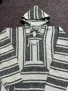 Sweat à capuche Baja rayé mexicain classique avec poche avant et capuche pour homme.