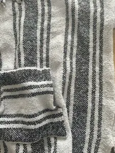 Vue detaillee du tissu a capuche Baja a rayures noires et blanches texture sweat-shirt.