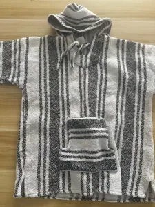 Gros plan détail de la texture du sweat à capuche Baja tissé rayé noir et blanc.
