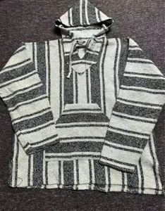 Classique sweat à capuche Baja rayé noir et blanc avec poche avant et capuche.