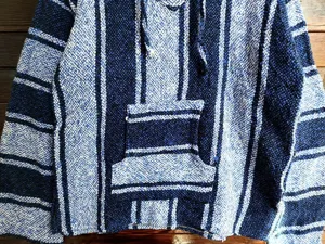 Sweat à capuche Baja rayé bleu et blanc avec poche avant, haut pull à manches longues tissé.
