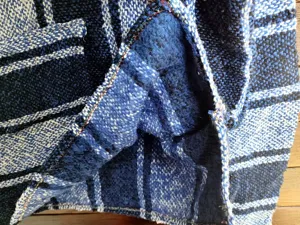 Gros plan sur la texture tissée et la doublure intérieure douce d'un sweat à capuche Baja.