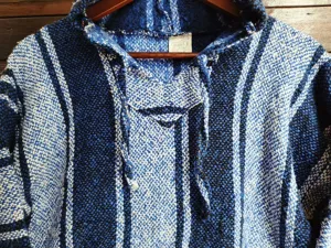 Sweat à capuche tissé jacquard Baja rayé bleu et blanc style mexicain vue détaillée
