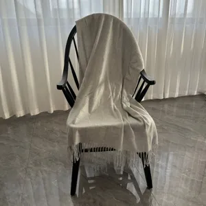 Coperta con frange monocolore in poliestere morbida decorativa per divano quattro stagioni