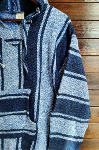Sweat à capuche Baja à rayures bleues avec poche kangourou, idéal pour un style décontracté et urbain.