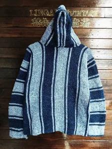 Vue détaillée de la texture et du tricot du sweat à capuche rayé Baja bleu et blanc.