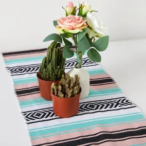 Primo piano dettaglio del runner da tavolo messicano con strisce geometriche stile boho.