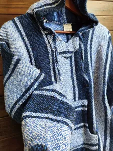 Vue rapprochée détaillée mettant en valeur la texture du sweat à capuche Baja bleu et blanc.