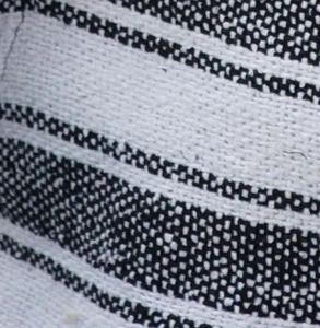 Vue détaillée de la texture de tissu tissé noir et blanc pour sweat à capuche Baja tendance.