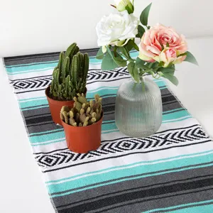 Vista dettagliata di un runner da tavola messicano con motivo geometrico per decori.