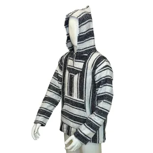Vue détaillée du sweat à capuche Baja tissé noir et blanc de style mexicain pour hommes.